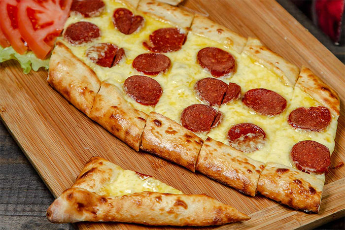 Sucuklu Pide